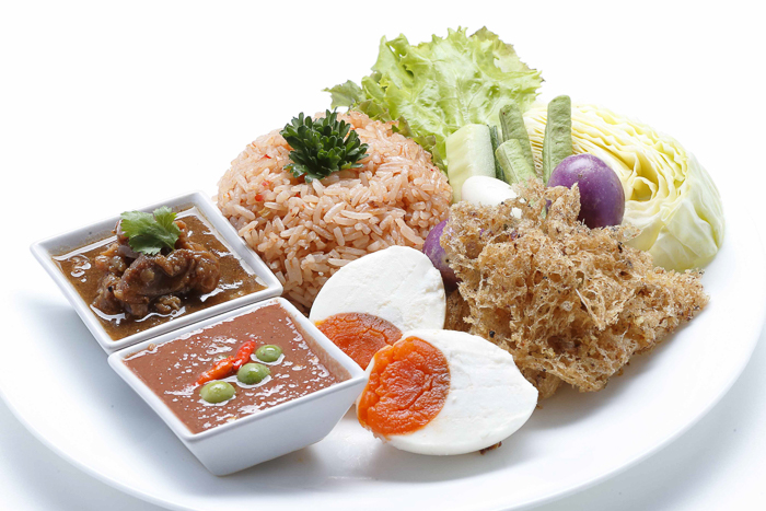 ข้าวผัดน้ำพริกลงเรือ ปลาดุกฟู ไข่เค็มและผักสด หมูหวาน